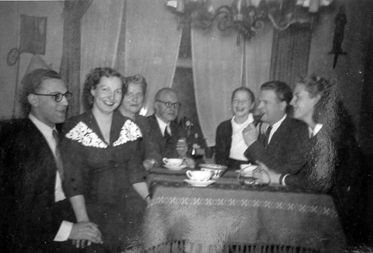 Familie Van Schaik aan tafel met Frits